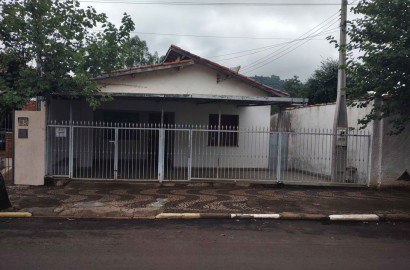 Casa a venda no centro em São Simão SP.